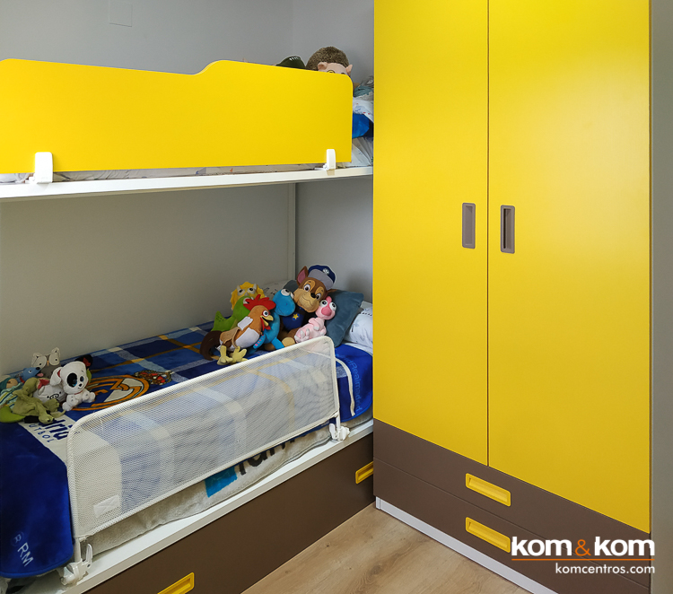 Litera y armario en cuarto infantil. Color: amarillo y chocolate